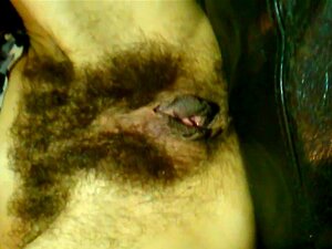 esposa juega con su coño peludo