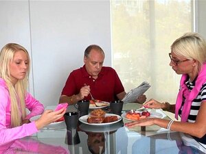 Sexo exquisito les. La madura está mostrando a la chica el arte del