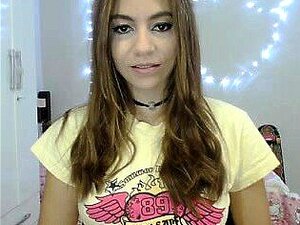 Amanda, una hermosa morena, jugueteando con su coño con un vibrador