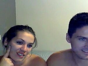 Chica normal follada por detrás, este tipo y su novia habitual hacen