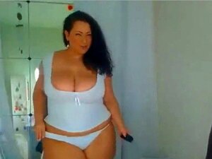 Sexy MILF con enormes tetas y curvas dándole un buen dildo. Sexy y