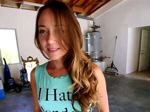 Una linda se folló una polla gigante. Una pequeña adolescente fue