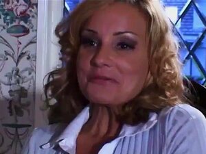 El vecino y el padrastro se follan a una rubia de cola de cerdo,