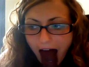 Nerd cachondo masturbándose