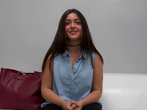 Amateur, cabello castaño checo con grandes tetas, Anna está usando