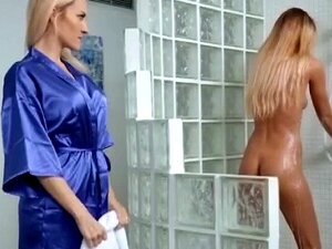 MILF rubia y una linda fooling juntas en la ducha. La MILF rubia Sami