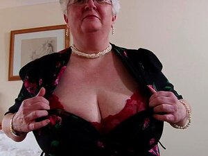 Abuela madura británica grande jugando consigo misma