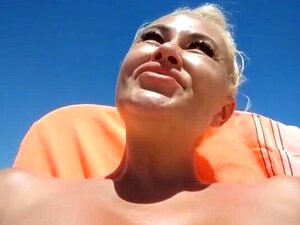 Esposa desnuda en la playa