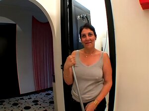 Se folló a su sirvienta mientras ella trabajaba