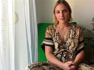 Ophelia disfruta de un baño sexy