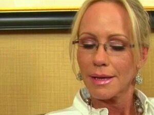 Empresaria madura con grandes tetas tirando de la polla. Empresaria