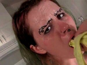 Sucia lesbiana linda ahogándose con bragas llenas de orina.