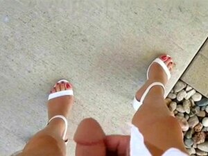Lisa en mini blanca y tacones. Lisa en mini blanca y tacones