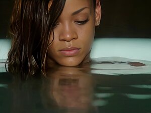 Rihanna-Stay (Baño desnudo)