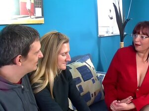 Chica de tetas caídas en un Casting Porno y Madura Alemana la ayudan