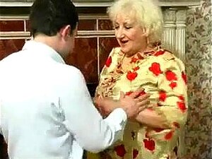 Abuela tetona perforada. Abuela rizada y tetona perforada