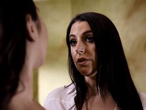 Ella no quiere follar con su padrastro, pero necesita hacerlo. Esta