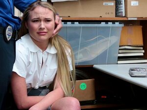 Alyssa Coles con su coño fresco se está poniendo duro. La oficial de