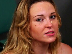 Bebé británica recibe una facial en POV de rodillas. Bebé del Reino