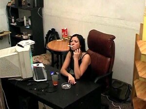 Video voyeur de oficina, Lady jefa come y traga polla con pepita en un