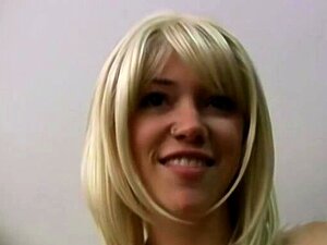 Rubia amateur peluda se enfrenta a dos pollas