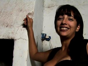 MILF amateur española en un gangbang casero