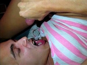 Zorra sissy caliente con una polla peluda habla sucio y recibe una