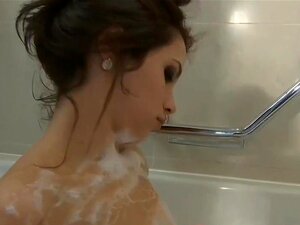 Un video amateur sexy de culo muestra a una puta en el jacuzzi, una