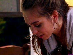 Riley Reid castiga a Maddy O'Reilly por follar a su padrastro