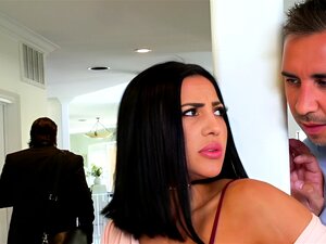 La esposa infiel con enormes tetas tiene sexo a escondidas. La esposa