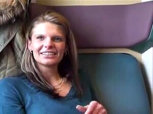 Esta MILF alemana en el tren es una profesional en dar mamadas. Mira