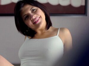 Abuelo curioso explora su coño bien abierto