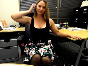 Maestra rubia con tetas grandes en lencería se masturba su coño