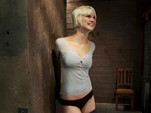 Una rubia caliente está atada y hecha para desnudarse. Pie ***,