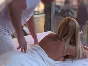 Rubia europea se folla el coño al camionero. La rubia europea se