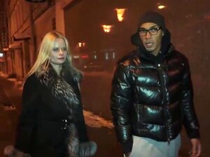 Sexo casual interracial. ¿Qué hace una curiosa adolescente rubia