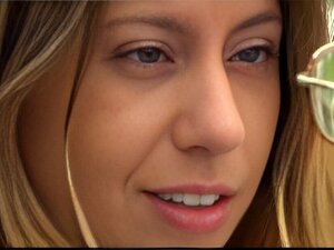 Un anciano con una polla grande taladra el culo y el coño frescos de