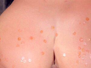 La morena linda en bondage se pone ceros. La morena caliente Abella