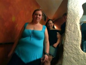 Girar la botella lleva a sexo grupal con una BBW