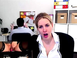 Masturbación amateur chorreando orgasmo en una oficina pública
