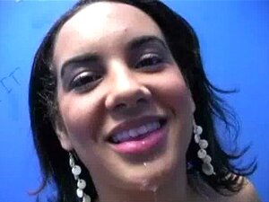 Chica negra es iniciada en el arte de la mamada Gloryhole 45