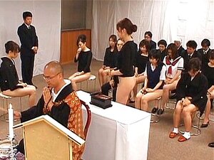 Chicas asiáticas van a la iglesia medio desnudas