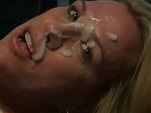 MILF sucia toma un disparo de semen pegajoso y pegajoso. MILF sucia