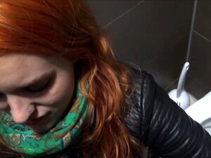 La mejor mamada de una pelirroja alemana linda perra en el baño POV