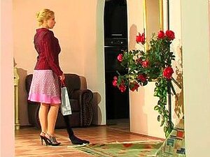 MILF tetona no se quitó las pantimedias follando a un tipo fresco,