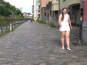 Alice se mete el culo en la cocina