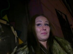 Hermosa amateur europea follada en el baño público. El agente falso