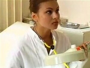 Enfermera cachonda revisa el paciente