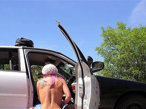 Una linda de pelo rosa folla la polla de la policía al aire libre. La
