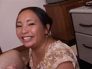 Mamá asiática hambrienta de polla